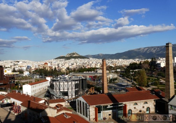 Η Αθήνα από μια διαφορετική οπτική γωνία. Τα κιάλια λειτουργούν με κέρματα από 50 λεπτά έως 2 ευρώ, ανάλογα με την ώρα που θέλει κάποιος να τα χρησιμοποιήσει. Ενα αστείο παιχνίδι είναι να αναζητήσεις να βρεις κιάλια του Λυκαβηττού που κοιτούν εσένα...