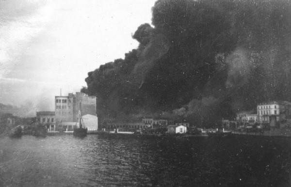 Οι Πειραιώτες πανηγύριζαν με τα χέρια υψωμένα στον ουρανό. Μετά ξεκίνησε ο σφοδρότερος βομβαρδισμός στην Ελλάδα από την αμερικανική αεροπορία. Το τραγικό τέλος των εγκλωβισμένων στα καταφύγια (φωτο)