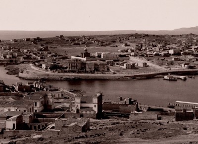 Ποιο ήταν το Πόρτο Λεόνε που επί Όθωνα είχε 150 κατοίκους και μέσα σε λίγα χρόνια αριθμούσε χιλιάδες. Έγινε σπουδαίο λιμάνι με εντυπωσιακές βίλες, πυργόσπιτα και εμβληματικά δημόσια κτίρια