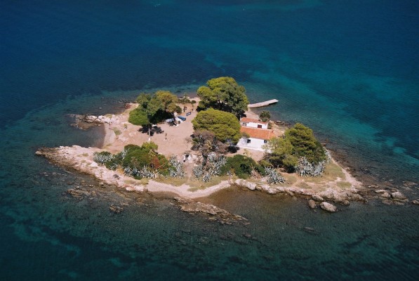 Κοντα στο νησάκι Δακσαλιό με το γραφικό εκκλησάκι της Κοίμησης της Θεοτόκου , εντόπισε ο Σεφέρης το ναυάγιο της Κίχλης