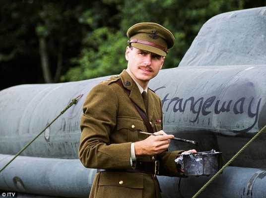 Ο ηθοποιός Τζέισον Μπερ υποδύθηκε τον Ντέιβιντ Στρέιντζγουεϊζ σε παραγωγή του ITV1, "Fooling Hitler" (2004)