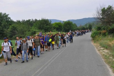 Πρόσφυγες φτάνουν με τα πόδια στην Ειδομένη
