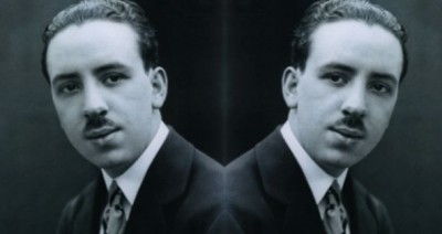 Βιογράφοι του τον χαρακτήρισαν “αρρωστημένο” και μικρός είχε φοβία με τους ένστολους. Τον γοήτευαν τα εγκλήματα και άφησε ιστορία στον κινηματογράφο. Τον αναγνωρίζετε σε νεαρή ηλικία;