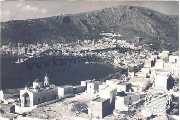 Παλιά φωτογραφία της Καλύμνου, όπου διακρίνεται μεγάλη εκκλησία Φωτο: kalymnos-archives.gr