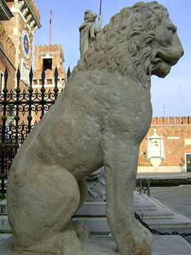 Το πρωτότυπο άγαλμα-σύμβολο που στεκόταν για αιώνες στην είσοδο του λιμανιού και που ήταν ο λόγος για τον οποίο ο Πειραιάς στον μεσαίωνα ονομαζόταν Πόρτο Λεόνε, έχει κλαπεί και βρίσκεται στην Βενετία. Read more: http://www.newsbomb.gr/ellada/politismos/story/24165/na-gyrisei-to-liontari-toy-peiraia-sto-limani-toy#ixzz43gWfNDO7