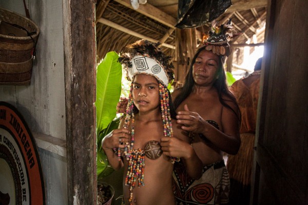 Η Rosaura Mirana, κάτοικος του χωριού, με την κόρη της