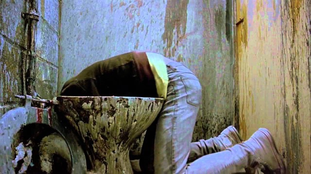 Πώς γυρίστηκε η πιο αηδιαστική σκηνή από το Trainspotting; Από τι ήταν φτιαγμένες οι ακαθαρσίες στη “χειρότερη τουαλέτα της Σκωτίας” και γιατί ο Ντέιβιντ Μπάουι δεν ήθελε καμία συνεργασία;