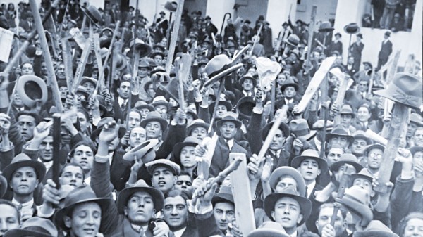 Φοιτητές συγκεντρωμένοι στο προαύλιο του Πανεπιστημίου Αθηνών κατά τη διάρκεια των μεγάλων απεργιακών κινητοποιήσεων το 1929.