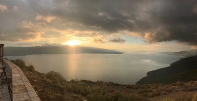 Η πιο νόστιμη θαλασσινή αθερίνα ψαρεύεται στη μεγαλύτερη λίμνη της Ελλάδας. Ο περίπατος στην πέτρινη γέφυρα με τις 373 καμάρες! Αφού τη γκρέμισαν και την μπάζωσαν, την κήρυξαν διατηρητέα
