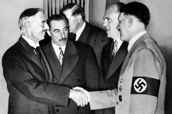 Το σύμφωνο μεταξύ των ηγετών υπογράφηκε στις 29 Σεπτεμβρίου 1938 στο Μόναχο για να αποφευχθεί ο πόλεμος της Γερμανίας με την Τσεχοσλοβακία