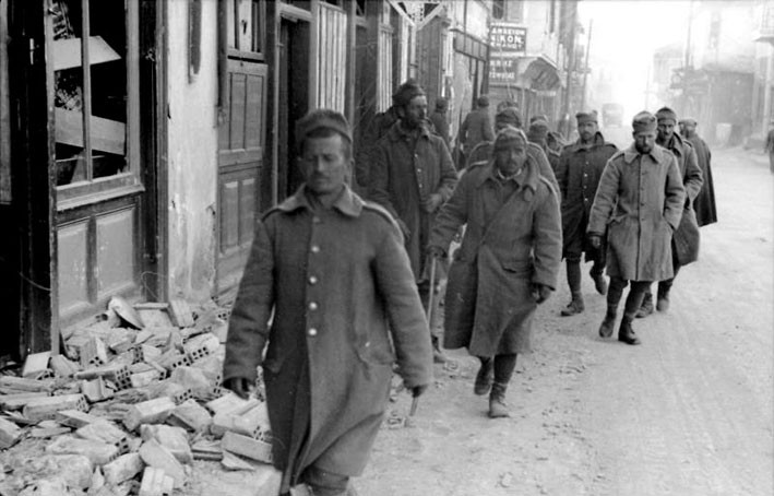 Καταπονημένοι Ελληνες στρατιώτες εισέρχονται στην Αθήνα. Λίγο μετά ακολούθησαν οι Γερμανοί.