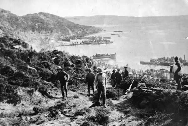 Νεοζηλανδοί και Αυστραλοί στρατιώτες αποβιβάζονται στην Καλλίπολη, 25 Απριλίου 1915. Στη Νέα Ζηλανδία η ημέρα των ΑΝΖΑΚ θεωρείται σημαντική εθνική εορτή 