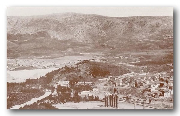 Μερική άποψη της Αθήνας από την Ακρόπολη (1910). Στο κέντρο της φωτογραφίας είναι η περιοχή που χτίστηκε ο Συνοικισμός Παγκρατίου το 1923, που από το 1924 μετονομάστηκε σε Συνοικισμό Βύρωνος. Μπροστά μας βλέπουμε τους στύλους του Ναού του Ολυμπίου Διός και ακριβώς πίσω τους και δεξιά τη συνοικία του Μετς. Αριστερά του Μετς φαίνεται ο λόφος Αρδηττός περιτριγυρισμένος από τείχος και το Παναθηναϊκό Στάδιο. Αριστερά του Σταδίου φαίνονται κάποια σπίτια (μέρος του Βατραχονησιού). Διακρίνεται το μοναστήρι της Αναλήψεως ( λευκή εκκλησία, κτίριο και μεγάλη μάνδρα ) και πίσω δεξιά του, στη ρίζα του λόφου, το μοναστήρι της Ζωοδόχου Πηγής με αρκετά δέντρα.