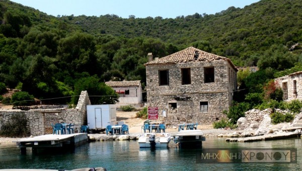 Ο εγκαταλελειμμένος οικισμός Πόρτο Λέονε, πήρε το όνομα του από τους Ενετούς που πέρασαν από το νησί τους προηγούμενους αιώνες