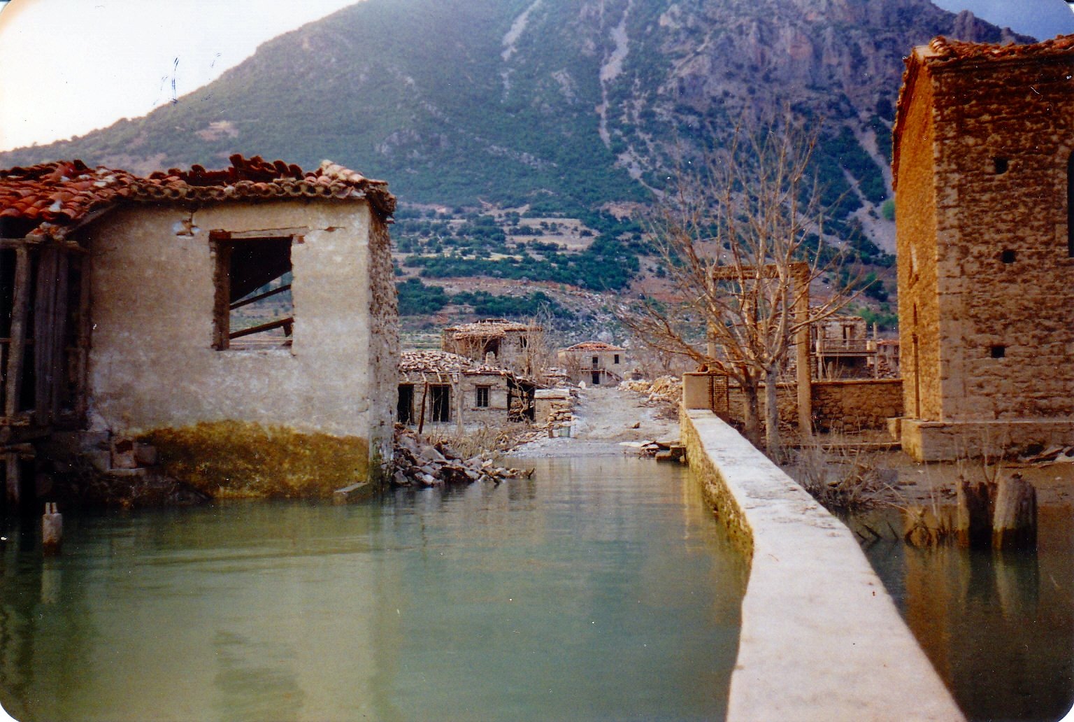 Kάλλιο, το χωριό που βυθίστηκε για να λυθεί το πρόβλημα ύδρευσης της Αθήνας. Εκεί βρισκόταν η αρχαία Καλλίπολις που καταστράφηκε από τους Γαλάτες