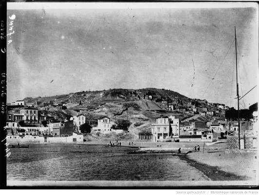 Η Καστέλλα με τον λόφο του Προφήτη Ηλία το 1923 όπως φαινόταν απο την παραλία του Φαλήρου. Ακομα δεν είχε γίνει η καταστροφή 
