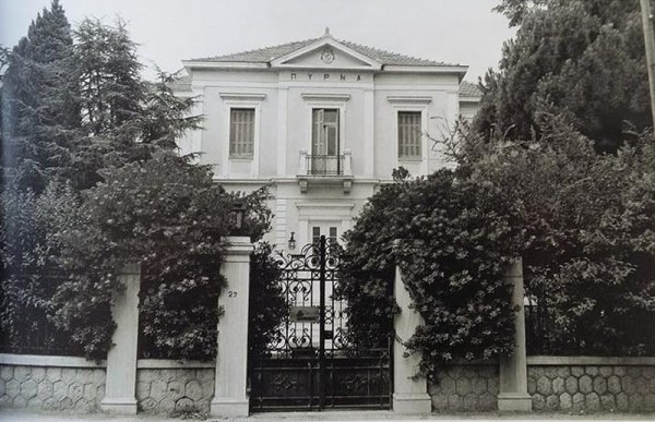 To ξενοδοχείο Πύρνα οικοδομήθηκε αρχές του 20ου αιώνα και πήρε το όνομα του από το αρχαίο μαντείο της Πύρνας, που βρισκόταν στην Κηφισιά. Όλοι οι κοσμικοί της Αθήνας επισκεπτόταν το ξενοδοχείο μέχρι το 1920. Αργότερα μετατράπηκε σε κλινική, αστυνομία και σήμερα λειτουργεί ταχυδρομείο.Φωτογραφία 1976, αρχείο Μουσείου Μπενάκη, «Κηφισιά, όψεις της ιστορίας της πόλης και του δήμου, αρχειακά τεκμήρια»,