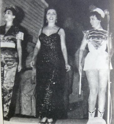 1956. Θέατρο Ακροπόλ. Με τη Μπεάτα Ασημακοπούλου (αριστερά) και την Πάμελα (κέντρο), κατά τη διάρκεια επιθεώρησης