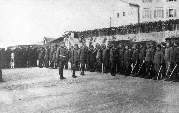Κέρκυρα, 1916, ο Πρίγκιπας Αλέξανδρος της Σερβίας χαιρετά τους αξιωματικούς του σερβικού στρατού στο καφέ-γυαλί.