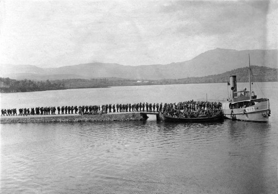 Κέρκυρα, Απρίλιος - Μάιος 1916, Όρμος Γουβιών, Σέρβοι στρατιώτες του 16ου Συντάγματος της Μεραρχίας Μοράβα επιβιβάζονται με μεταγωγικό για το Μέτωπο της Μακεδονίας.