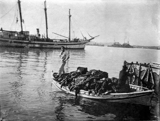 Κέρκυρα, 1916-17, νησί Βίδο. Μακάβριο καθήκον δύο ναυτών του συμμαχικού στόλου να ποντίσουν τα νεκρά σώματα σέρβων στρατιωτών ανοιχτά της Κέρκυρας.