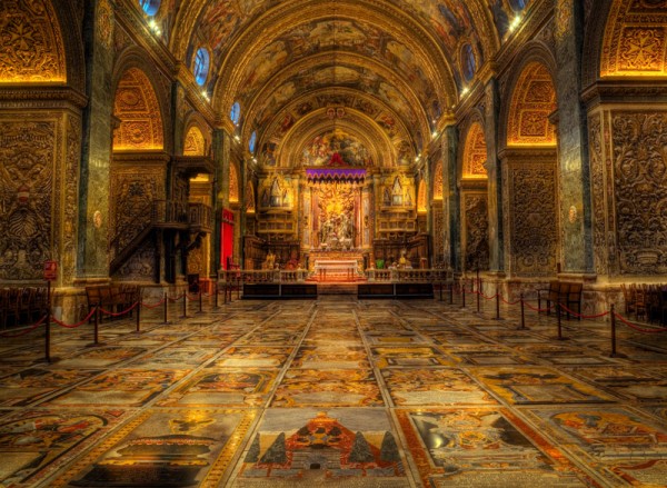 Το εσωτερικό του ναού του Αγίου Ιωάννη στην Valletta της Μάλτας, όπου στο μεγαλύτερο μέρος του έχει απεικονίσεις από τους Ιππότες 