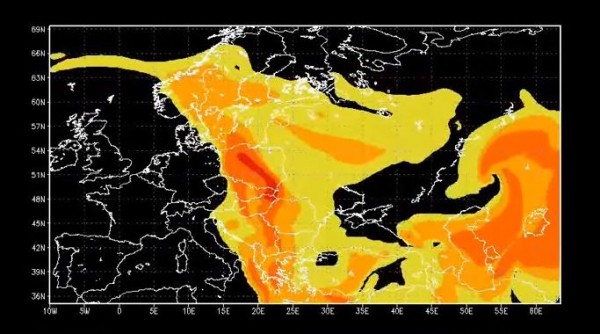 Την 3η Μαϊου η Ελλάδα από το ανοιχτό κίτρινο χρώμα που ήταν καλυμμένη, αλλάζει και το χρώμα γίνεται πορτοκαλί. Δυο μέρες μετά ο εφιάλτης χτυπά την πόρτα μας. Από το Τσερνομπίλ μια κατακόκκινη μάζα ραδιενέργειας μεταφέρεται από τον άνεμο και απλώνεται πάνω από την Ελλάδα. Βουλγαρία και Τουρκία στον χάρτη εμφανίζονται και εκείνες κατακόκκινες.