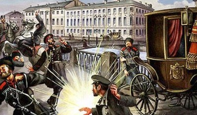 Ο τσάρος Αλέξανδρος, που βγήκε από την άμαξα για να βοηθήσει τον πληγωμένο κοζάκο του και ανατινάχθηκε. Η δολοφονία του Αλέξανδρου Β’ από τη “Θέληση του Λαού”, μετά από πολλές αποτυχημένες απόπειρες
