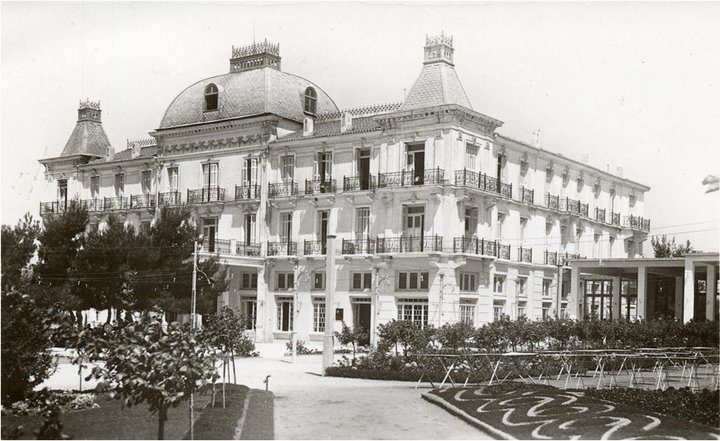 Χτίστηκε πρώτη φορά 1910 και ολοκληρώθηκε το 1948. Ο μηχανικός Γιάννης Υδραίος πρόσθεσε στο κτίριο εντυπωσιακούς τρούλους στα πρότυπα του ξενοδοχείου Negresco της Νίκαιας. Διέθετε 160 δωμάτια, εντυπωσιακό συντριβάνι και κήπο . Την περίοδο του ελληνοιταλικού πολέμου λειτουργούσε ως νοσοκομείο για τους Άγγλους τραυματίες. Στα Δεκεμβριανά κατά τη διάκρεια της προσπάθειας του Ε.Λ.Α.Σ. να το καταλάβει υπέστη μεγάλες ζημιές. Σήμερα ανήκει σε εφοπλιστική οικογένεια. Αρχείο Μ. Τσιρώνη