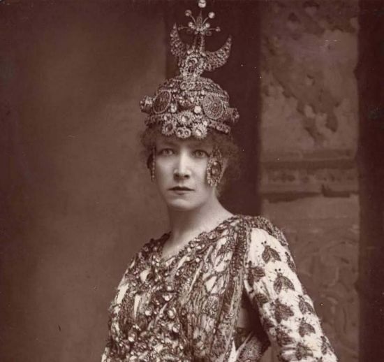 Η διάσημη ηθοποιός του 19ου αιώνα Σάρα Μπερνάρ υποδυόμενη τη Θεοδώρα