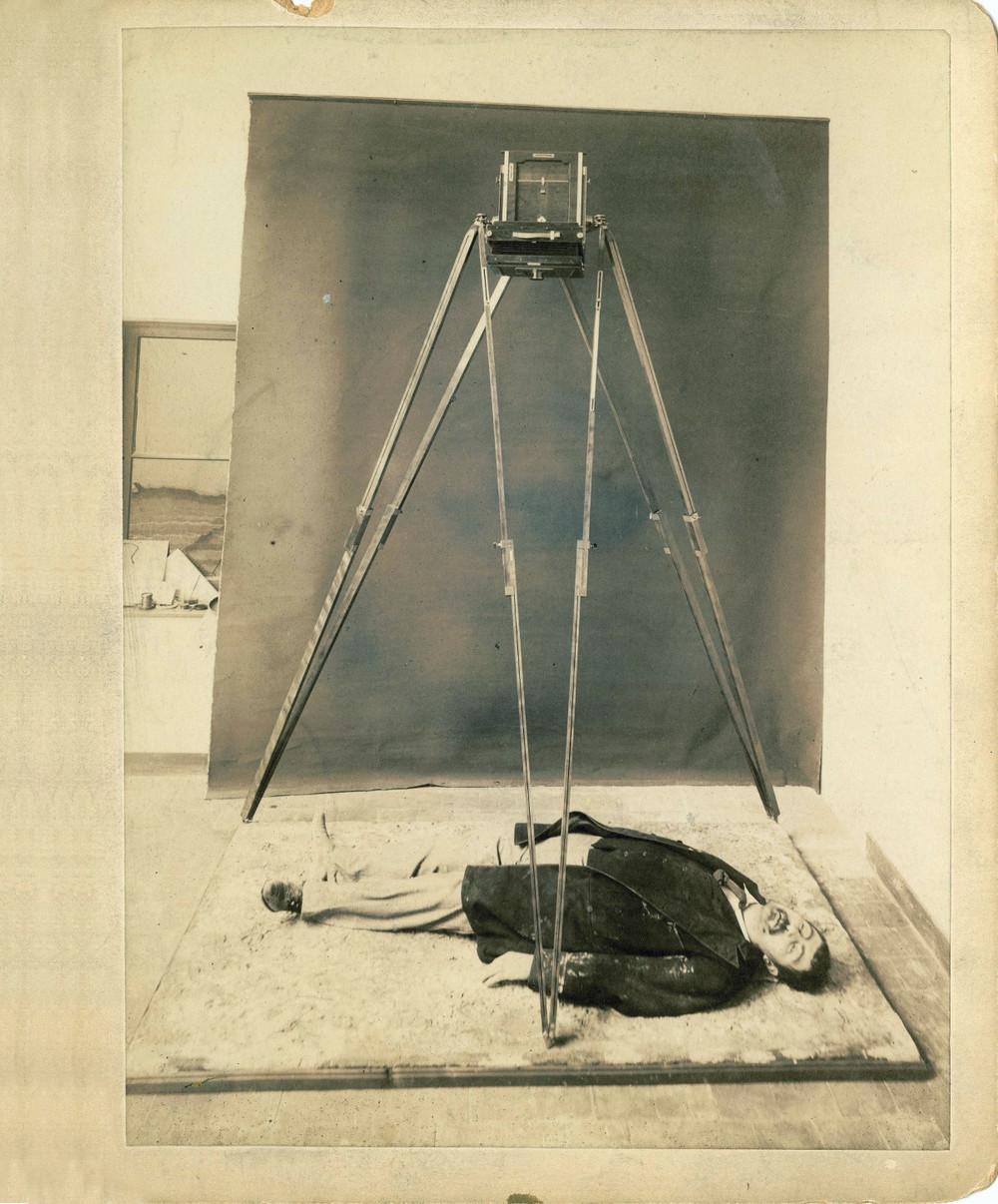 Ειδική μέθοδος φωτογράφησης πτωμάτων. Τοποθετούσαν την κάμερα ακριβώς πάνω απ' το πτώμα, έτσι ώστε το κέντρο να βρίσκεται ανάμεσα στα μάτια του. Τους βοηθούσε να υπολογίσουν τις ακριβείς σωματικές διαστάσεις του