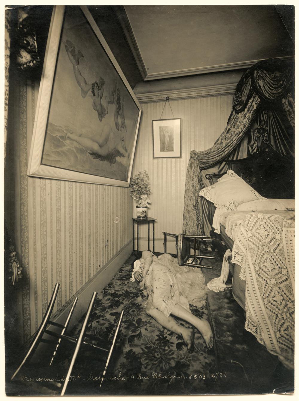 Η Μαντάμ Debeinche βρέθηκε νεκρή στο διαμέρισμά της στην οδό Chalgrin, στις 8 Μαΐου του 1903. Το σκούρο χρώμα στις πατούσες της δείχνει ότι έχει αρχίσει η διαδικασία της αποσύνθεσης.