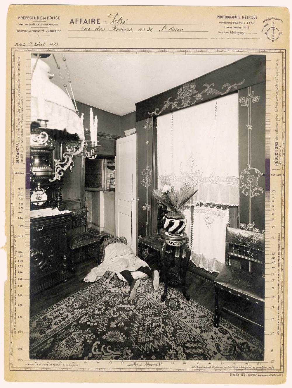 Το πτώμα της ηλικιωμένης κυρίας βρέθηκε στις 9 Αυγούστου του 1913 στην οδό Rosiers στο Παρίσι. Ο δράστης δεν βρέθηκε ποτέ.