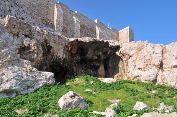 Σπήλαιο της Αγλαύρου στην ανατολική κλιτύ της Ακρόπολης