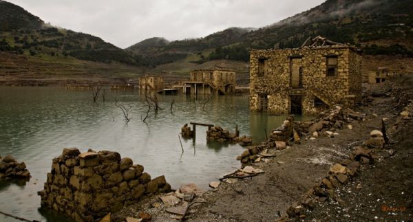 Η αρχαία Καλλίπολις ακμασε τον 4ο αιώνα π.Χ και η ακρόπολη της Καλλίπολης σώζεται στην κοπρυφή του βουνου τα δημόσια κτίσματα της πόλης και τα νεκροταφεία έχουν κατακλυσθεί από τα νερά της τεχνητής λίμνης του Μόρνου