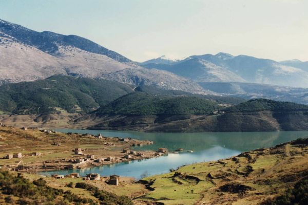 Η λίμνη βρίσκεται σε υψόμετρο 500 μέτρων και έχει χωρητικότητα 780 εκατ. κυβικά μέτρα. Περιτριγυρίζεται από τα βουνά Γκιώνα και Βαρδούσια και περιβάλλεται από βελανιδιές, πλατάνια και σε ψηλότερο σημείο έλατα