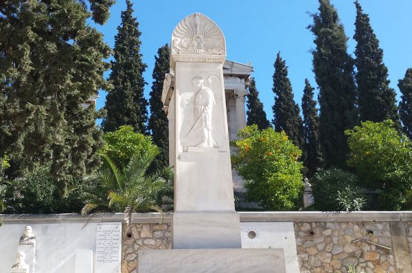 Μια επιτύμβια στήλη που απεικονίζει μια φτερωτή γυναίκα κοσμεί το μνήμα της Μελίνας Μερκούρη.Βρίσκεται στην είσοδο του νεκροταφείου στον οικογενειακό τάφο του παππού της και Δήμαρχου Αθηναίων Σπύρου Μερκούρη