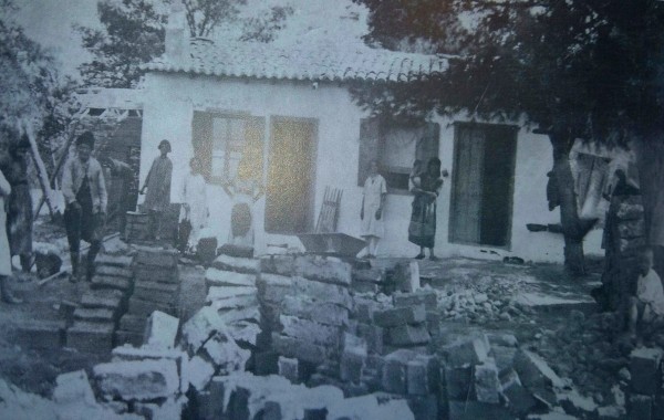 1928!Ν.Ερυθραία,κατασκευή πλίνθων γιά χτίσιμο στήν αυλή τών οικογενειών Γιαμουγιάννη ή Διαμαντιδάκη.Πρώτος αριστερά με τίς βράκες ο γερο-Νικολής Τζαμούσης καί δεύτερη η Αργυρώ Γιαμουγιάννη.