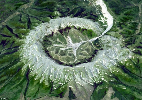 To Kondyor Massif, είναι ένας αλκαλικός ορεινός όγκος, όπως ονομάζεται επιστημονικά, γεμάτος από σπάνια μέταλλα. Βρίσκεται στη Σιβυρία. Το 2015, έγινε εξόρυξη 5 τόνων πλατίνας από το σημείο. Η 3D απεικόνιση με φυσικά χρώματα έγινε από το ASTER στις 10 Ιουνίου 2006.