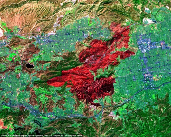 Βορειοδυτικά του Λος Άντζελες, στην περιοχή Thousand Oaks, μια πυρκαγιά κατέστρεψε πάνω από 23 χιλιάδες στρέμματα, ηλεκτροφόρα καλώδια, ενώ η περιοχή εκκενώθηκε άμεσα. H πληγείσα περιοχή απεικονίζεται με κόκκινο χρώμα.