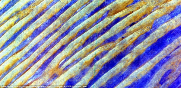 Αυτή η εικόνα λήφθηκε στις 25 Ιουνίου 200 και απεικονίζει αμμόλοφους στη Σαουδική Αραβία. Οι αμμόλοφοι απεικονίζονται με κίτρινο χρώμα λόγω της παρουσίας σιδήρου, ενώ με μπλε χρώμα είναι οι περιοχές πλούσιες σε άργυλο. 
