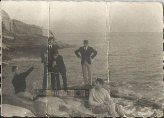 Από την εποχή των Golden Boys. Εκδρομή στην Καβάλα. Ο Νίκος Παπάζογλου καθιστός με το ανοιχτόχρωμο πουλόβερ. Φωτογραφία από το προσωπικό αρχείο του κου Μίμη Αντωνόπουλου
