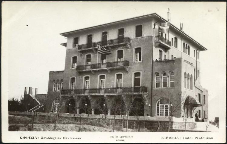 Το ξενοδοχείο Πεντελικόν χτίστηκε το 1923 στο Κεφαλάρι της Κηφισιάς με σχέδια του αρχιτέκτονα Ανδρέα Κυριαζή. Τα πρώτα χρόνια ήταν ένα μικρό ξενοδοχείο και επεκτάθηκε αργότερα. Είχε 63 δωμάτια με επίπλωση από μαόνι και ξεχώριζε για την ακριβή του διακόσμηση. Εκεί διέμενε τα καλοκαίρια ο Ελευθέριος Βενιζέλος με τη γυναίκα του. Την περίοδο του πολέμου μετατράπηκε σε νοσοκομείο και στην κατοχή πέρασε στα χέρια των Γερμανών. Λειτούργησε ξανά το 1948 και έκλεισε οριστικά πριν ένα χρόνο. φώτο Δερβίκι