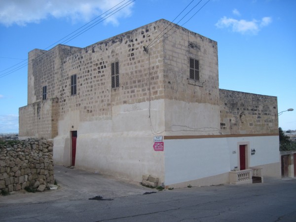 Ζωντανή ανάμνηση σήμερα τής οικογένειας Καλαμιά στή Μάλτα παραμένει ή εξοχική κατοικία, γνωστή ως «Torri Kalamija», στόν δρόμο άπό τό Tarxien πρός τό Gfiaxaq. Τελευταία ό δρόμος πού οδηγεί άπό τό Tarxien στόν «Torri» ονομάσθηκε «όδός Καλαμιά» 