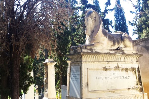 Μια σφίγγα κοσμεί τον οικογενειακό τάφο του Κωστόπουλου
