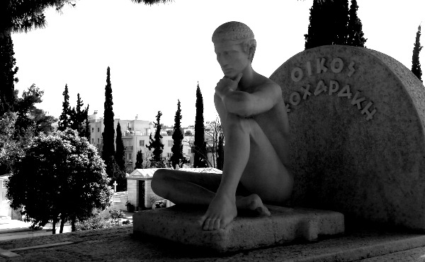 Πάνω από τον τάφο της οικογένειας βρίσκεται το άγαλμα ενός νεαρού γυμνού άντρα