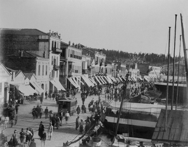 Τη δεκαετία του 1890, ο γεωγράφος Cuinet, κατέγραψε ότι στη Σμύρνη, που εκείνη την περίοδο είχε περίπου 200.000 κατοίκους, οι 52.000 ήταν ελληνορθόδοξοι Οθωμανοί υπήκοοι και ακόμη 25.000 ήταν Έλληνες υπήκοοι