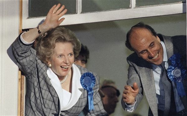 Η Μάργκαρετ Θάτσερ χαιρετάει τους υποστηρικτές της μετά τη νίκη των εκλογών του 1987