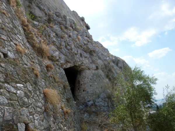 Η Μυκηναική κρήνη βρίσκεται σε βάθος 40 μέτρων μέσα στη φυσική ρωγμή που δημιουργήθηκε όταν αποκολλήθηκε τμήμα του βράχου