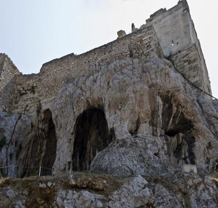 Σπήλαια Πανός Διός Απόλλωνα Υπακραίου. Στο σπήλαιο του Πανός την περίοδο του χριστιανισμού μετατράπηκε σε εκκλησάκι του Αγίου Αθανασίου.